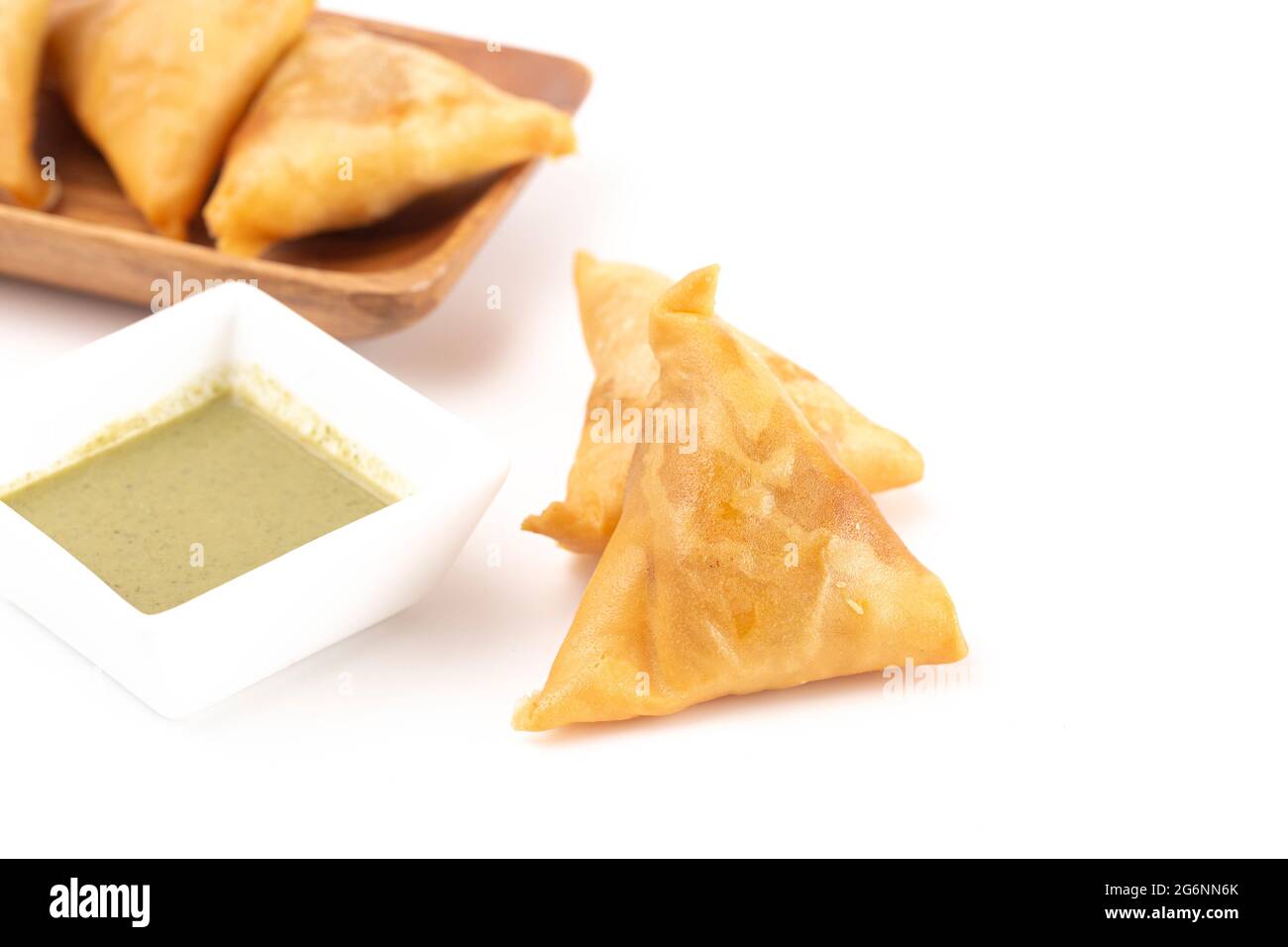 Samosas de légumes isolés sur un fond blanc Banque D'Images
