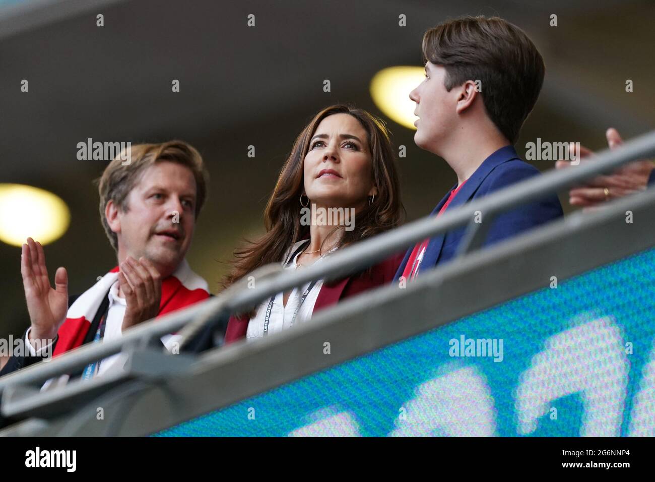 La princesse Marie du Danemark et le prince Christian se trouvent dans les tribunes lors du match de demi-finale de l'UEFA Euro 2020 au stade Wembley, à Londres. Date de la photo: Mercredi 7 juillet 2021. Banque D'Images