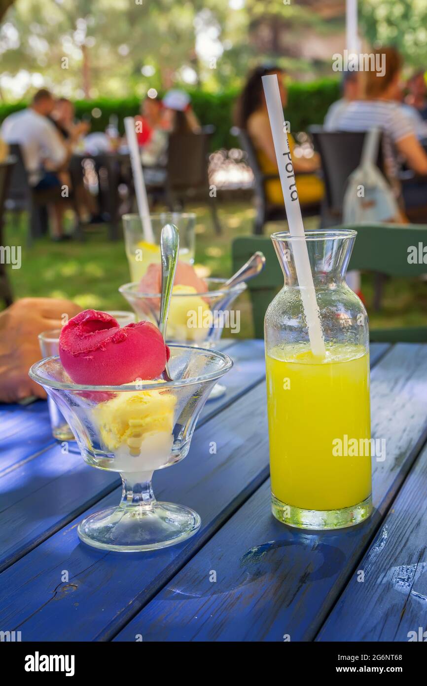 Glace et un verre de limonade. Doux, parfumé, rafraîchissant, avec une légère acidité. Boisson rafraîchissante d'été. Banque D'Images