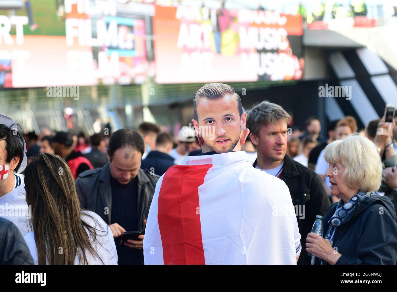 Londres, Royaume-Uni. 07e juillet 2021. Les fans arrivent pour la demi-finale de la coupe d'Europe entre l'Angleterre et le Danemark à Wembley, Angleterre crédit: SPP Sport Press photo. /Alamy Live News Banque D'Images