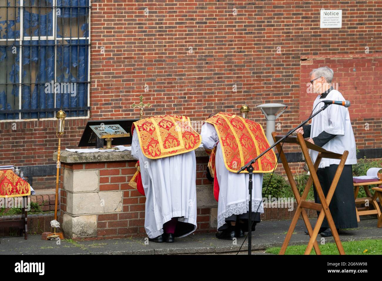 Brentwood Essex 7 juillet 2021 une messe Patronale en plein air dans les ruines de l'ancienne chapelle de St Thomas a Becket sur Brentwood High Street. La messe célèbre 800 ans depuis la consécration de la chapelle. C'est la première messe de la chapelle depuis environ cinquante ans. C'était un événement surréaliste, car c'était le même soir que le match de l'Angleterre et les fans de l'Angleterre bemused ont conduit et marché après le service. Père Mark North et Père Matthew Austin crédit: Ian Davidson/Alay Live News Banque D'Images