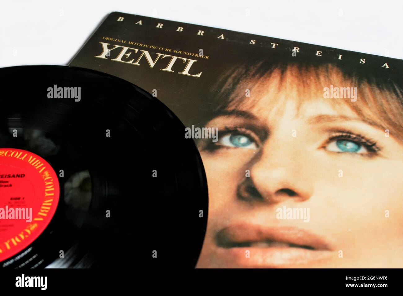 Yentl est un film de théâtre musical romantique américain de 1983 avec Barbra Streisand. Album de bande-son sur disque vinyle LP. Couverture de l'album Banque D'Images