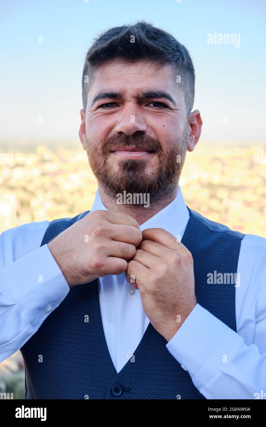 L'homme touche son maillot blanc vers le haut Banque D'Images