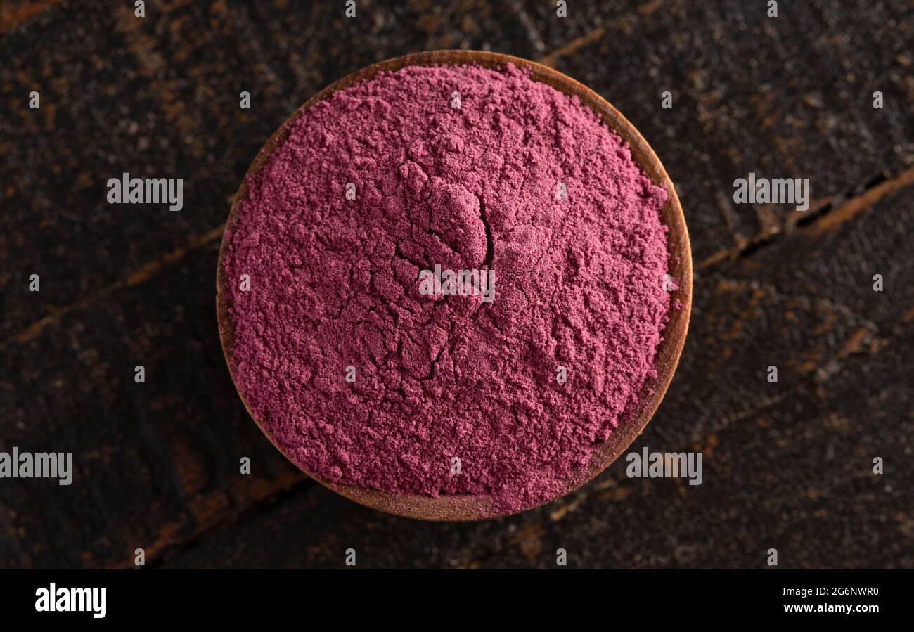 Poudre de baies d'açai aux couleurs vives, idéale pour les recettes comme les smoothies Banque D'Images