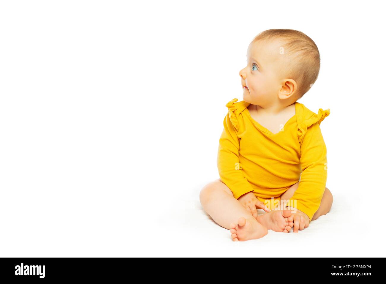 Petite Fille De Bebe S Asseoir Isolee Sur Le Cote Blanc Look Photo Stock Alamy