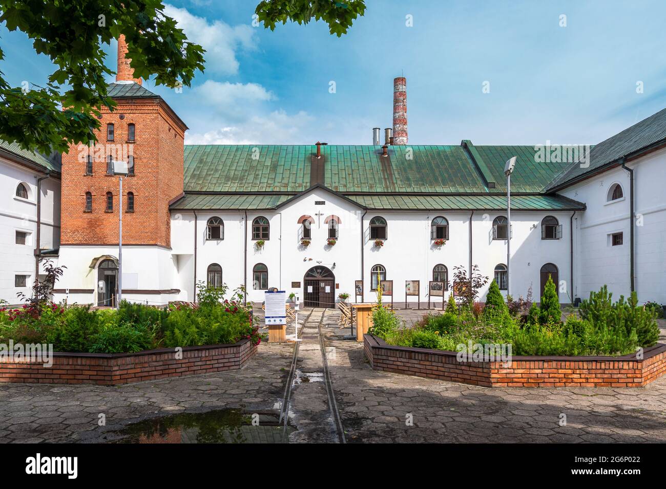 Jardin d'une ancienne brasserie traditionnelle à Zwierzniec, en Pologne. Bâtiment industriel monumental. Banque D'Images