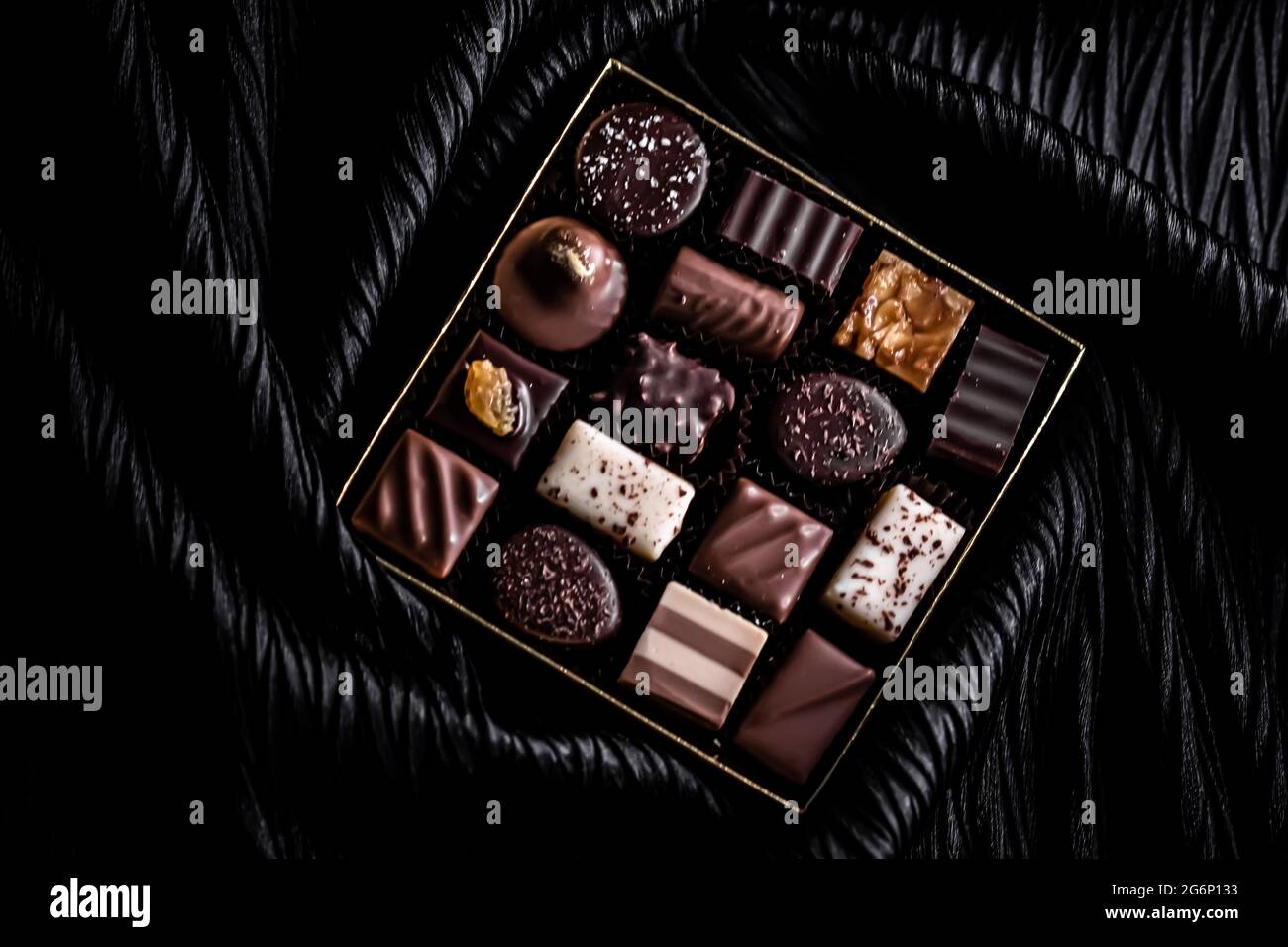 Chocolats suisses en boîte cadeau, pralines de luxe en chocolat noir et  chocolat au lait biologique en chocolat en Suisse, desserts sucrées comme  Photo Stock - Alamy