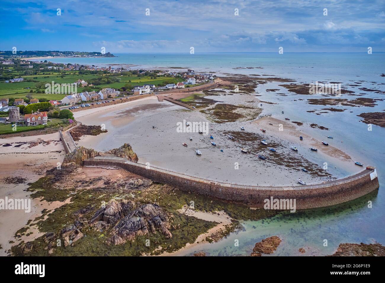 Image du port de la Rocque à mi-marée avec ciel bleu et bateaux beached et jetée du port, Jerey, îles Anglo-Normandes, St Clément. Banque D'Images