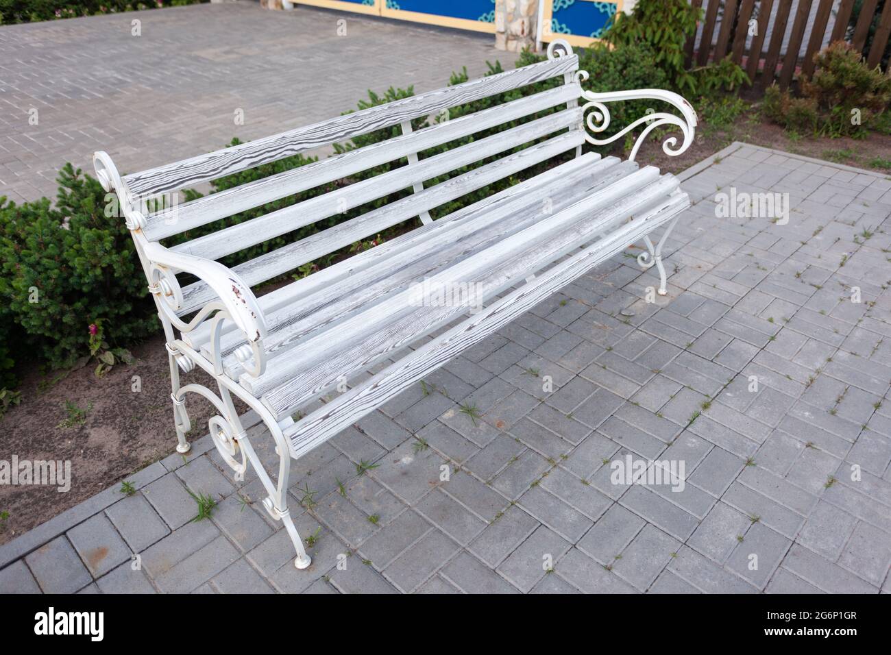 banc blanc vintage dans le parc, repos dans le parc Banque D'Images