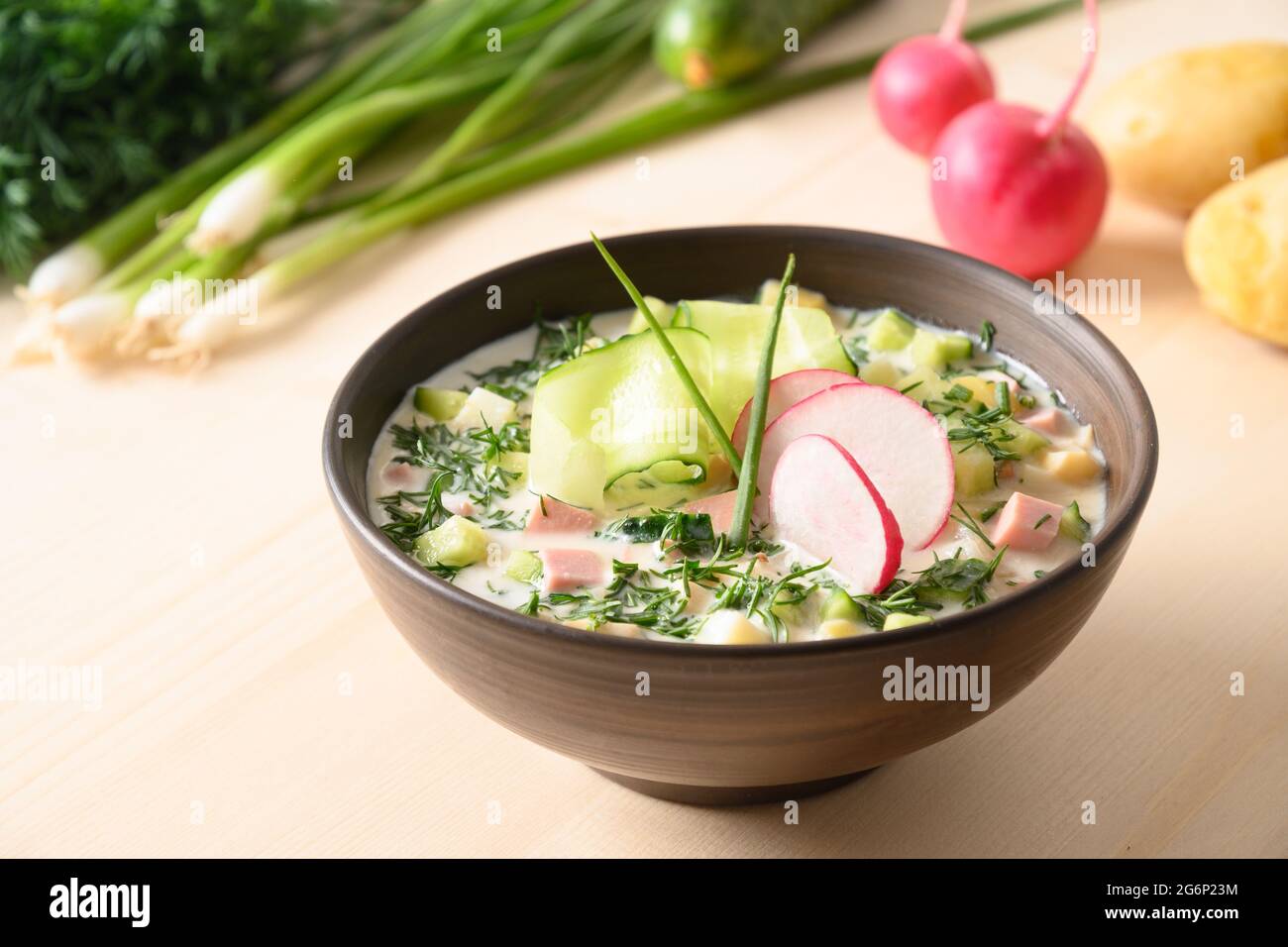 Soupe russe d'été okroshka avec kéfir. Okroshka de fraîcheur fait de légumes hachés d'été, concombre, radis, pomme de terre, oeufs durs, service d'aneth kef Banque D'Images