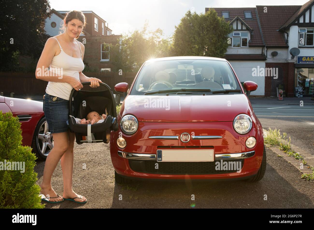 Une Mere Transportant Son Bebe Dans Sa Voiture Dans Un Siege D Auto Amovible Photo Stock Alamy