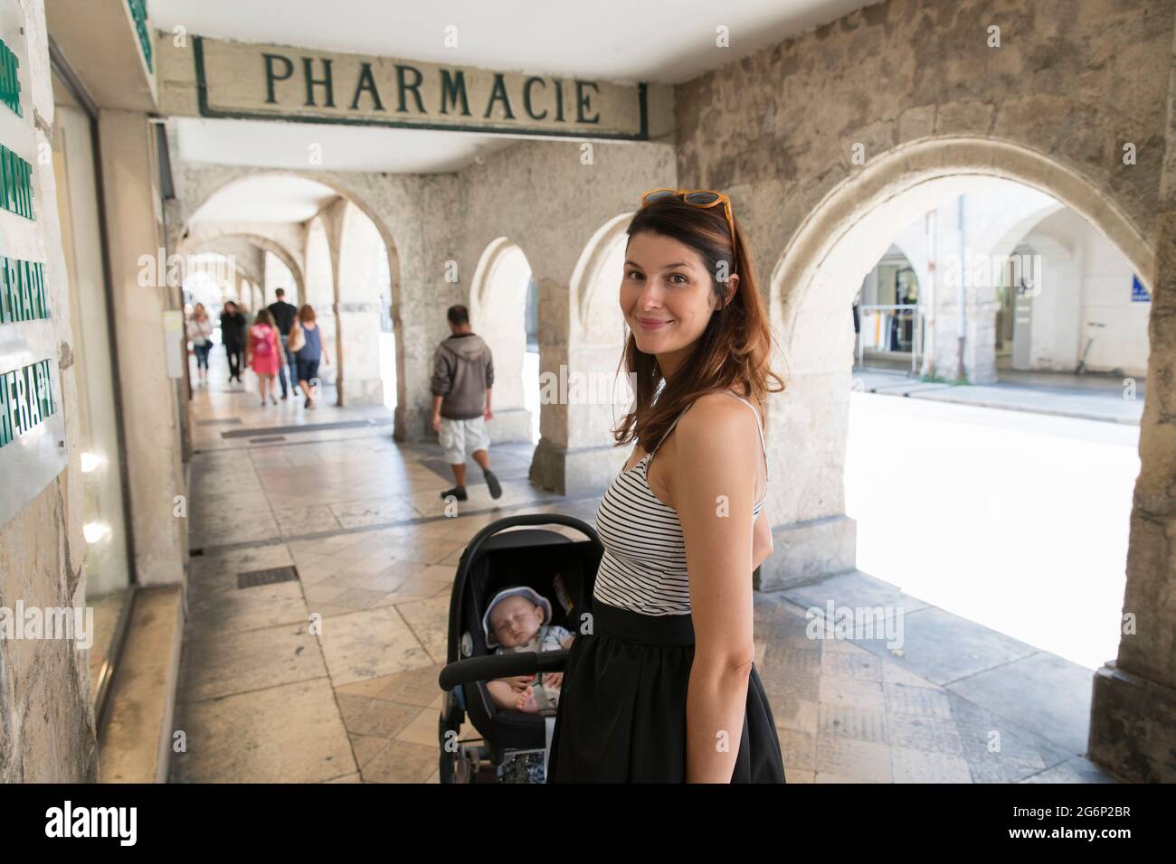 Une femme qui pousse son bébé autour de la Rochelle Banque D'Images