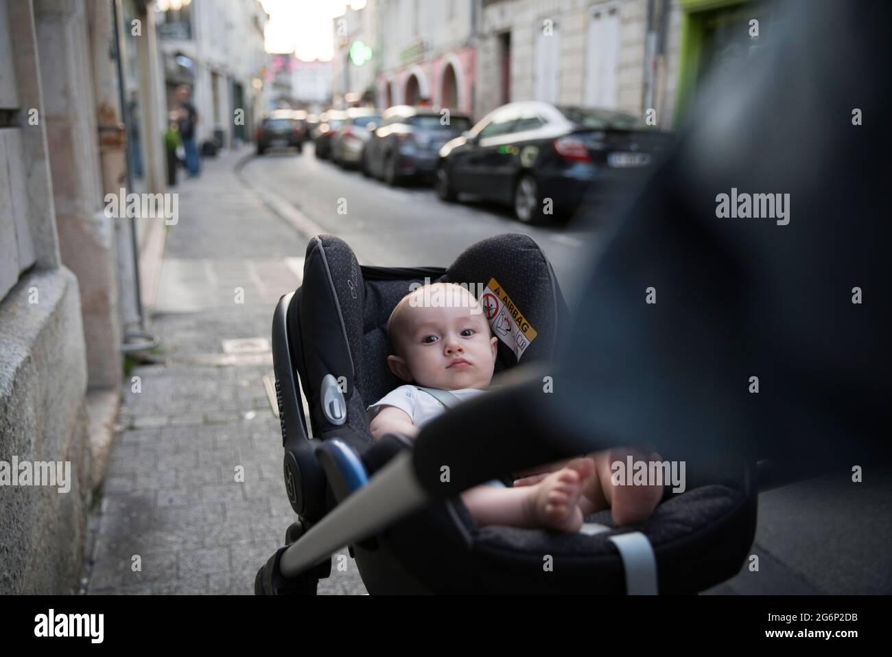 Un bébé étant poussé dans une rue dans une poussette Banque D'Images