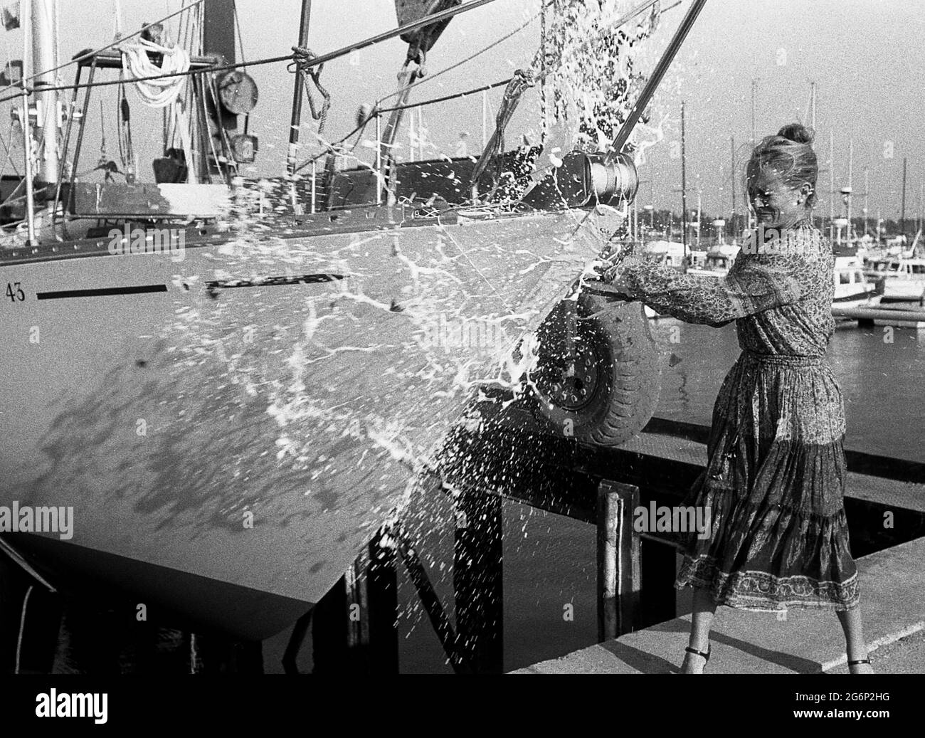 AJAXNETPHOTO. JUILLET 1979. PORT HAMBLE, ANGLETERRE - DONNEZ-EN QUELQUES-UNS! - TRANSATLANTIQUE, LA GRANDE-BRETAGNE RONDE, WHITBREAD AUTOUR DE LA COURSE MONDIALE YACHTSWOMAN ET L'AUTEUR CLARE FRANCIS (GBR) ÉCLATE UNE BOUTEILLE DE CHAMPAGNE SUR LES ARCS D'UN NOUVEAU YACHT DE L'ATLANTIQUE 43 COMME ELLE L'A NOMMÉ. PHOTO : JONATHAN EASTLAND/AJAX REF:790707 1 16A 3 Banque D'Images
