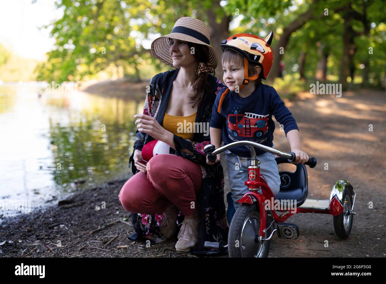 Child tricycle helmet Banque de photographies et d'images à haute  résolution - Alamy