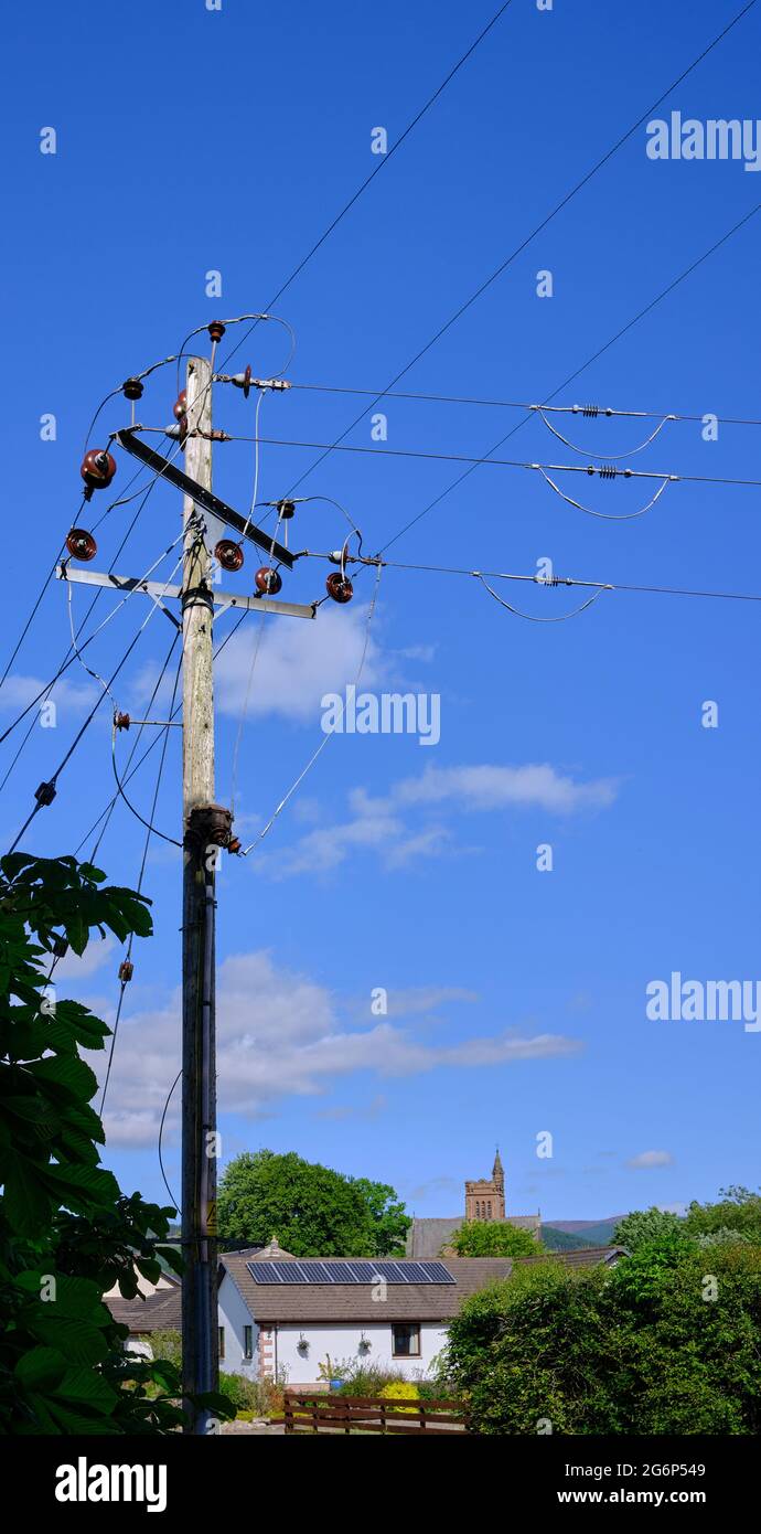Pôle de distribution d'électricité avec fils et isolants sur Annanside à Moffat Banque D'Images