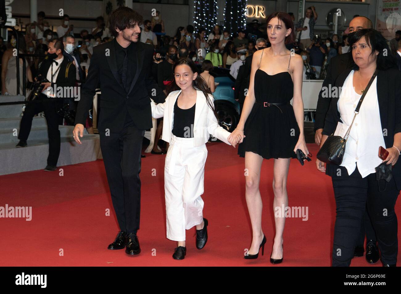 cannes france 7 juillet 2021 ben alice et joe attal enfants de charlotte gainsbourg et yvan attal assistent a la projection de jane par charlotte jane de charlotte lors du 74e festival