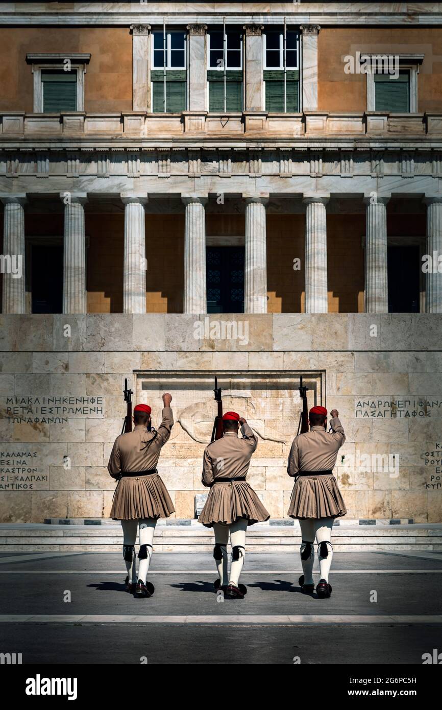 Le Parlement grec et la garde présidentielle devant la tombe du Soldat inconnu sur la place Syntagma. Banque D'Images