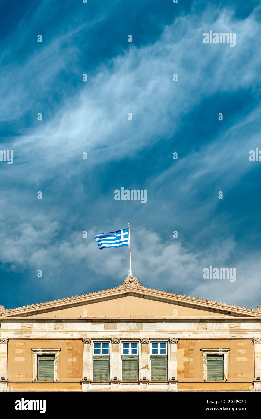 Drapeau grec sur le Parlement grec par ciel bleu Banque D'Images