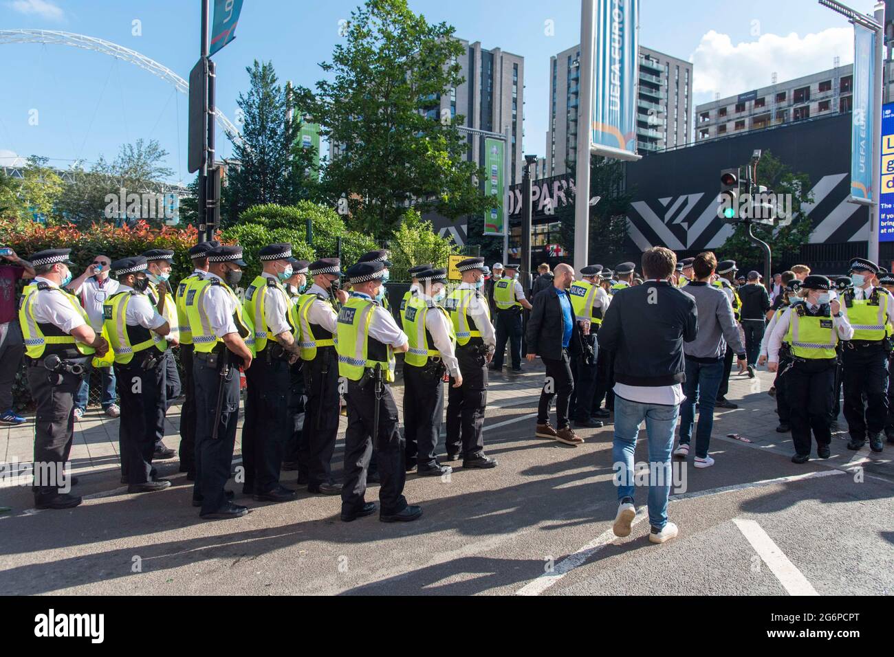 Londres, Royaume-Uni. 07e juillet 2021. La police regarde les fans devant le stade Wembley, devant la demi-finale de l'UEFA Euro 2020 entre l'Angleterre et le Danemark. (Photo par Dave Rushen/SOPA Images/Sipa USA) crédit: SIPA USA/Alay Live News Banque D'Images