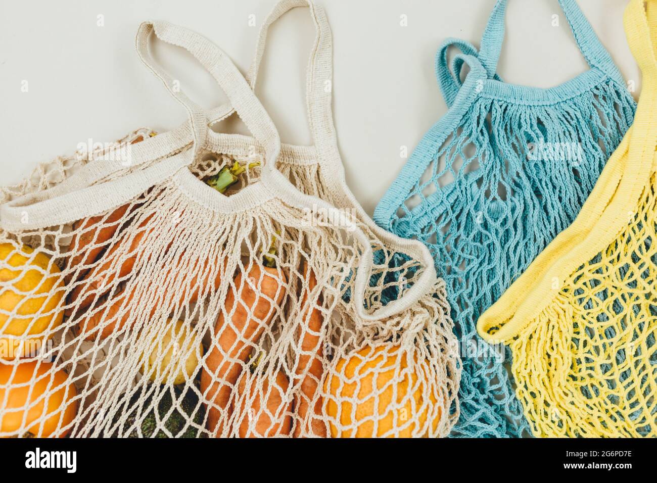 Légumes frais dans un sac en coton bleu beige réutilisable sur fond beige. Sac de shopping écologique. Concept d'épicerie zéro déchet. Style de vie durable Banque D'Images