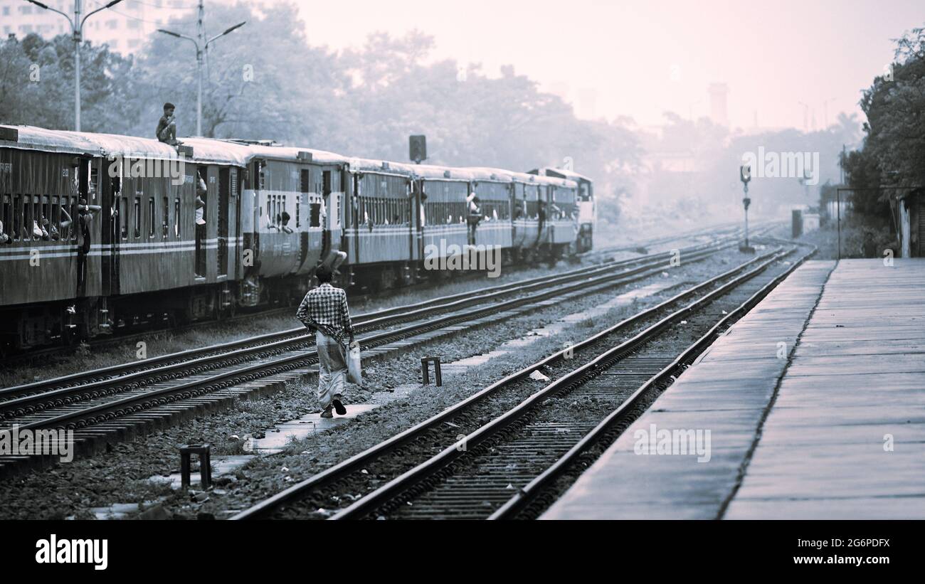 Garçon au sommet d'un train de déménagement à la gare de Dhaka Cantonment. Un voyage avec style Banque D'Images