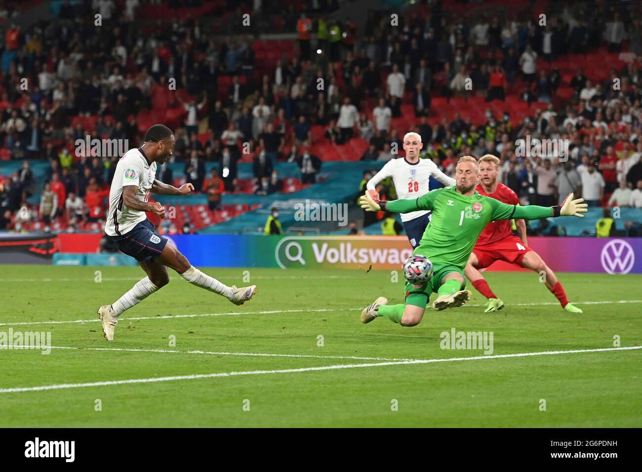 Goalchance Raheem STERLING (ENG), action, tiré, ne parvient pas à goalwart Kasper SCHMEICHEL (DEN), qui épouse la balle. Demi-finale, match M50, Angleterre (ENG) - Danemark (DEN) 2-1 NV on 07.07.2021 à Londres/Wembley Stadium. Football EM 2020 du 06/11/2021 au 07/11/2021. Banque D'Images