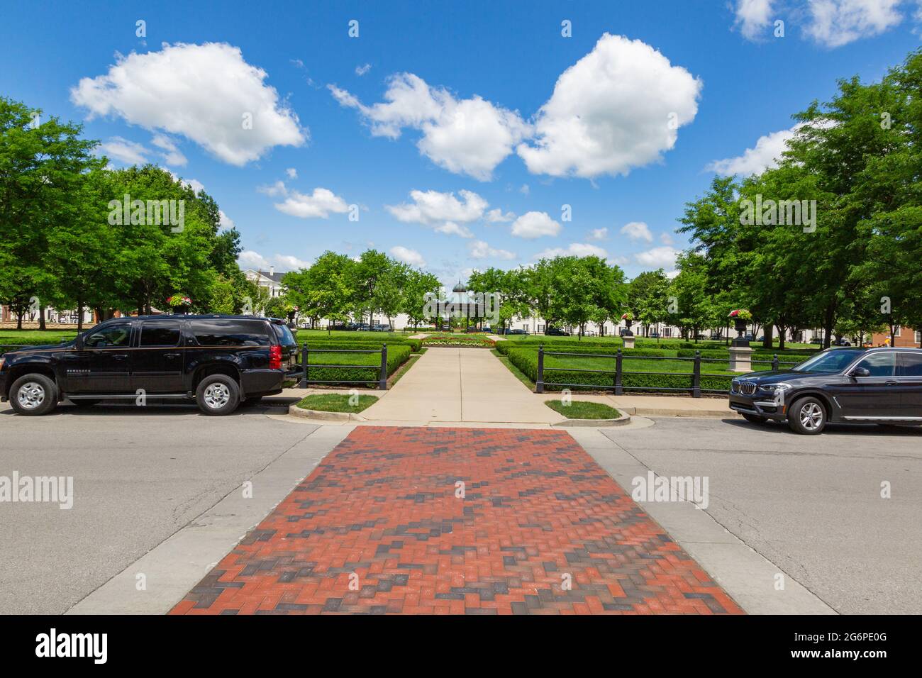 Le belvédère de l'Université Green sous un ciel bleu à Carmel, village de WestClay dans l'Indiana. Banque D'Images