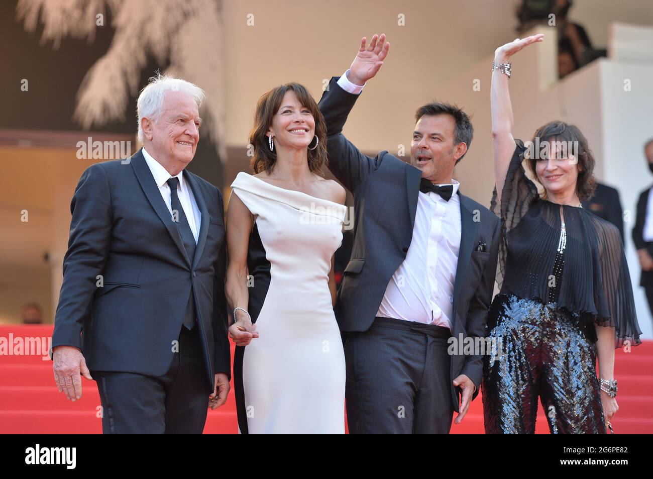 Cannes, France. 07e juillet 2021. L'acteur Andre Dussollier (le-r), l'actrice Sophie Marceau, le réalisateur François Ozon et l'actrice Geraldine Pailhas assistent à la projection du film 'tout s'est bien passé' lors du 74e Festival annuel du film de Cannes au Palais des Festivals. Credit: Stefanie Rex/dpa-Zentralbild/dpa/Alay Live News Banque D'Images