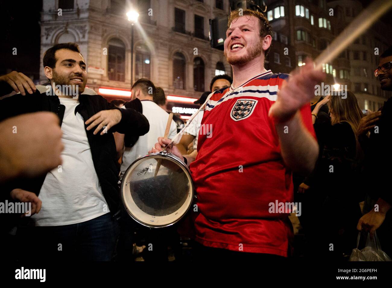 Londres, Royaume-Uni. 07e juillet 2021. Un fan de football joue un rôle de tambour pour célébrer la victoire de l'équipe d'Angleterre à Piccadilly Circus, Londres. Des milliers de fans de football anglais se sont réunis dans le centre de Londres pour célébrer le triomphe contre l'équipe danoise lors du match demi-décisif. L'Angleterre a battu le Danemark 2-1. Crédit : SOPA Images Limited/Alamy Live News Banque D'Images