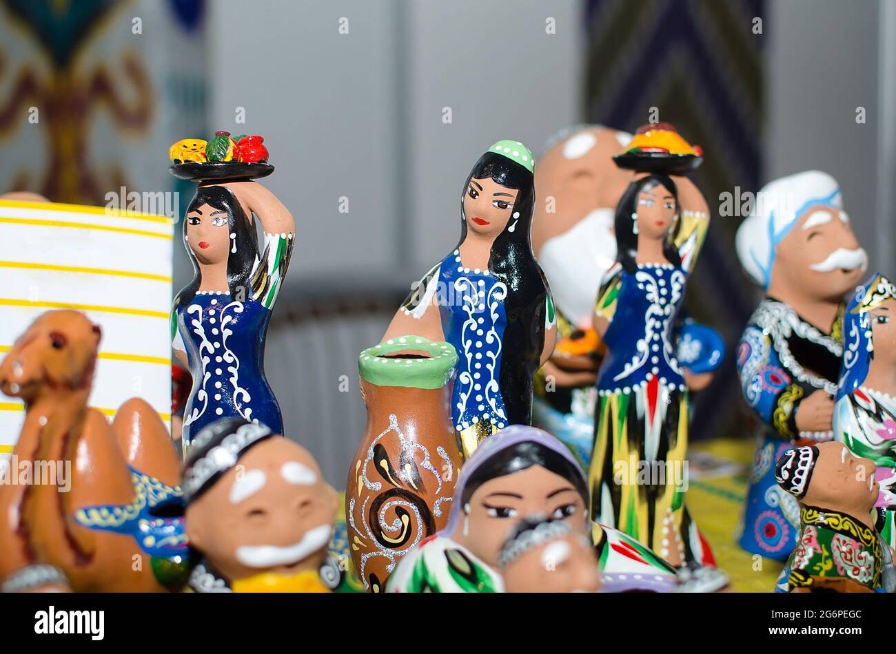 Figurines traditionnelles en céramique de filles ouzbèkes dans des vêtements nationaux Banque D'Images