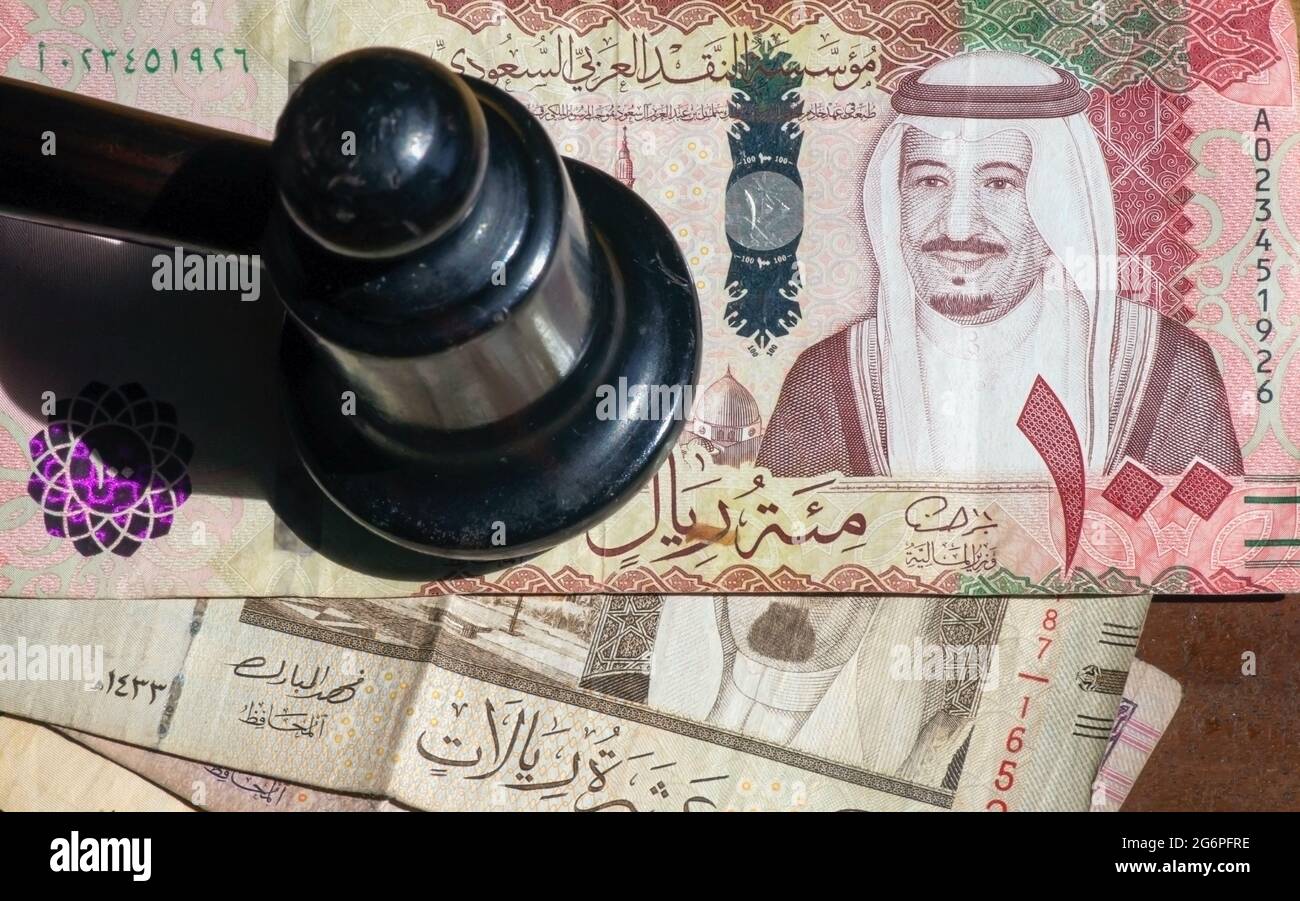 Le juge hummer, Auctioneers Gavel ou Hammer on Riyal, Saudi Arabian Money, a choisi de se concentrer Banque D'Images