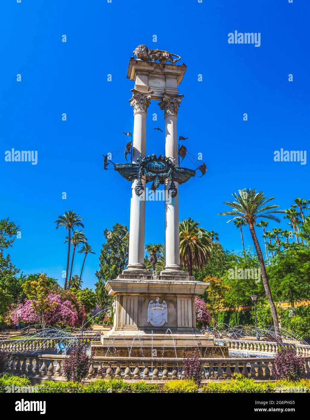 Monument coloré Columbus fleurs Murillo Gardent Santa Cruz Séville Andalousie Espagne érigée en 1921 par le sculpteur Lorenzo Valera Banque D'Images