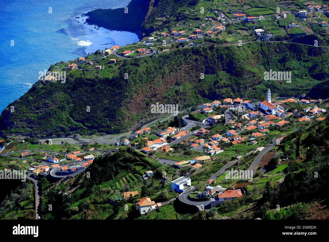 PORTUGAL; L'ÎLE DE MADÈRE; LE VILLAGE DE FAIAL SUR LA RIVE NORD; VUE DE Miradouro de Nossa Senhora dos Bons Caminhos Banque D'Images