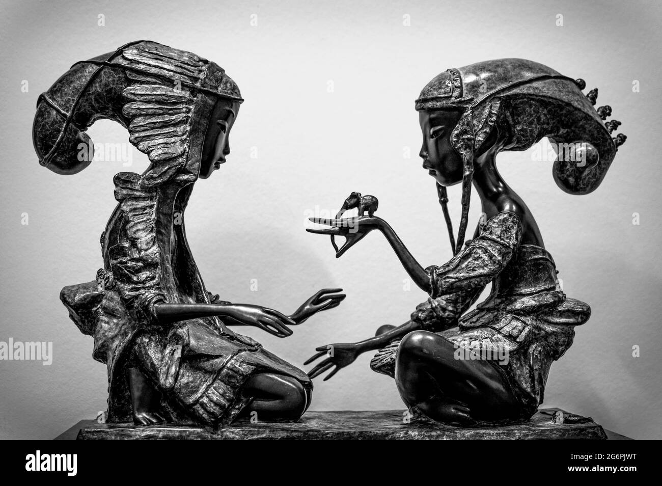 Ancienne figurine de deux femmes orientales qui parlent l'une à l'autre. Noir et blanc. Banque D'Images