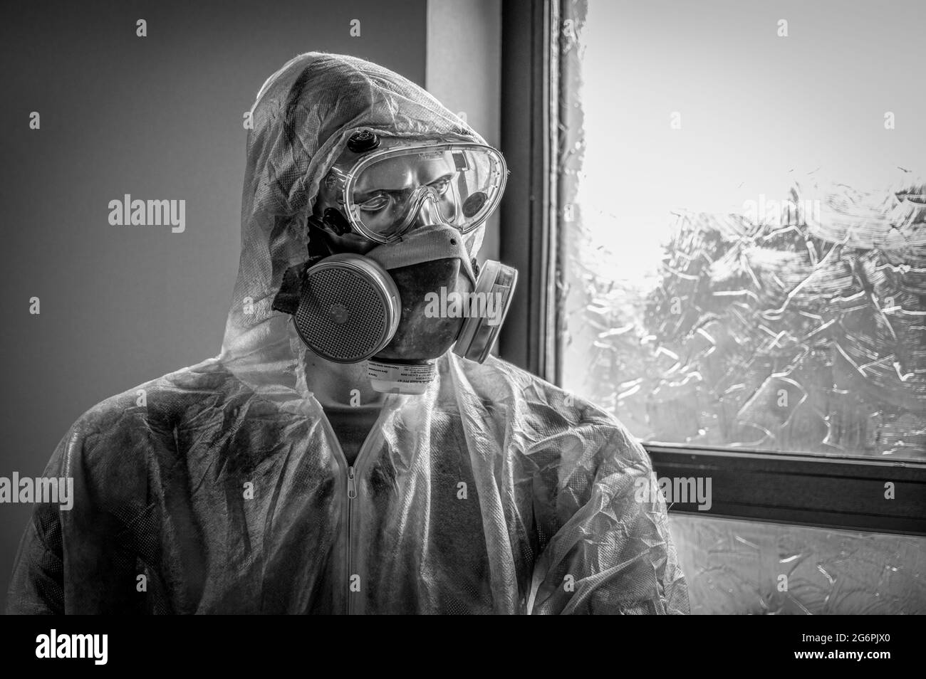 Mannequin portant un costume de noisette pendant l'épidémie. Noir et blanc. Banque D'Images