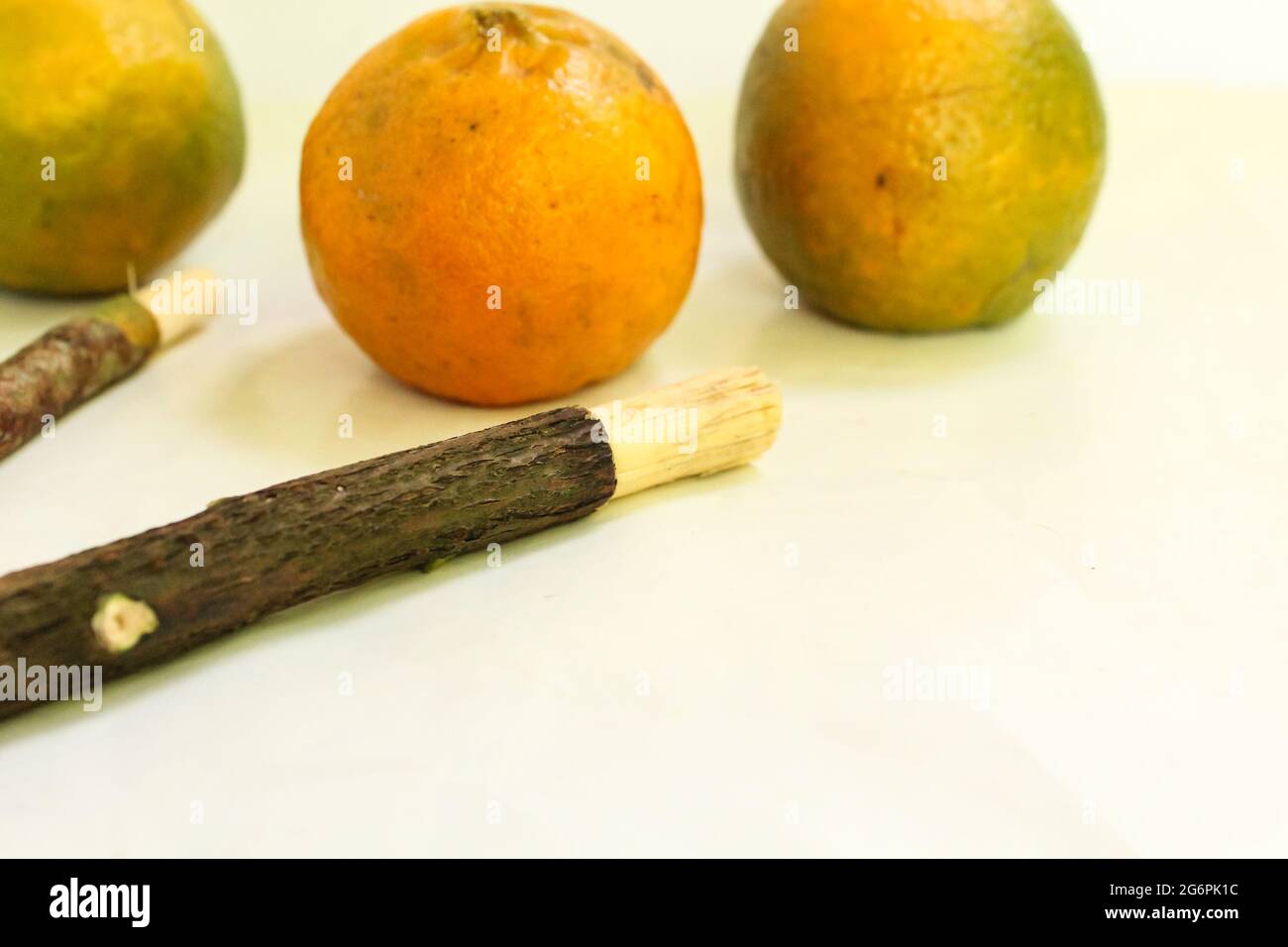 Miswak bâton avec l'orange sur la surface blanche, miswak pour de meilleures dents et les musulmans Banque D'Images