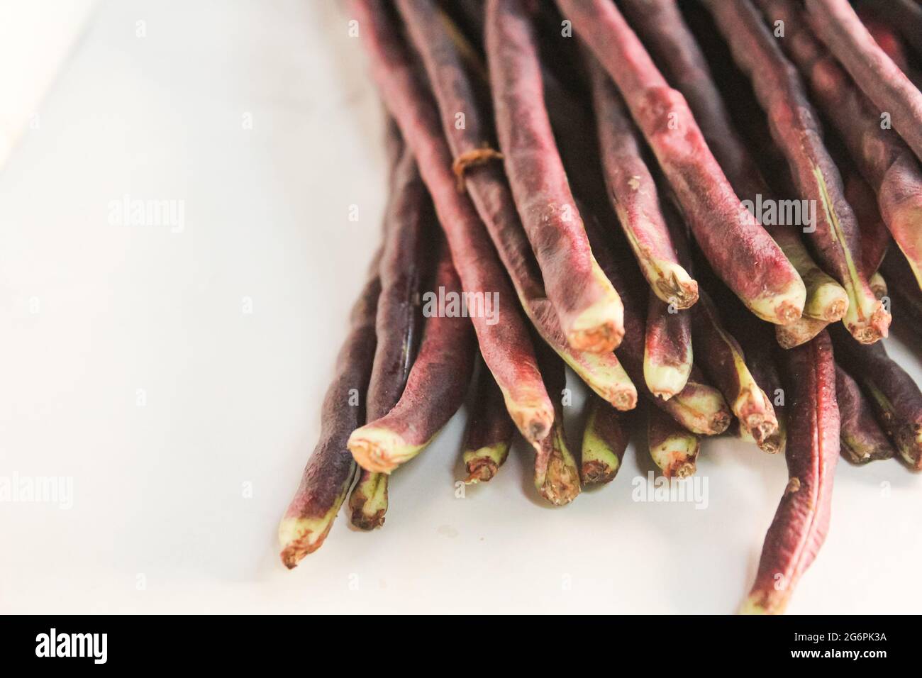 Légume de haricot jaune coloré isolé sur la surface blanche, nouveau concept de légumes Banque D'Images