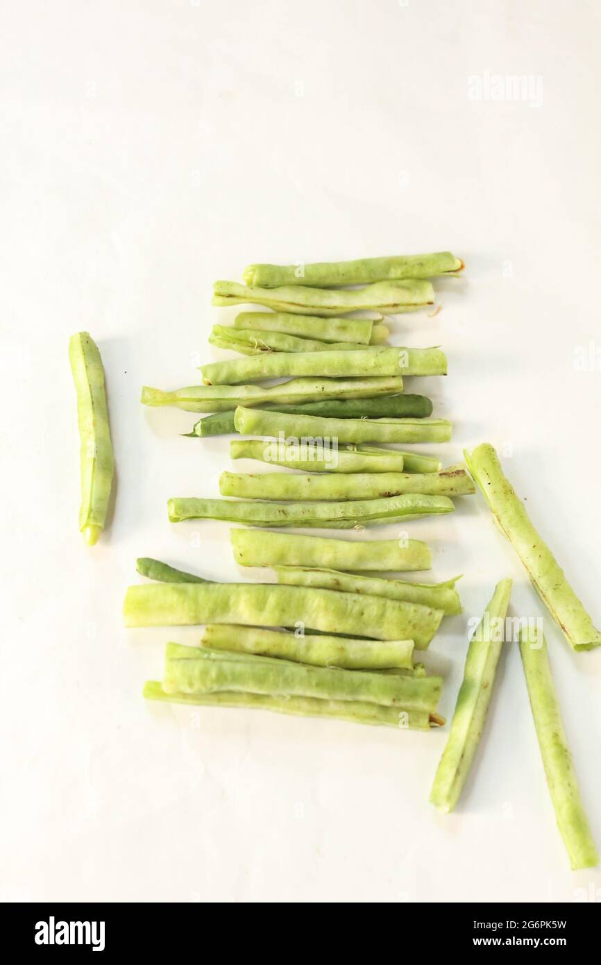 Légume de haricots vert frais tranché de yardlong isolé sur la surface blanche, vue de dessus Banque D'Images