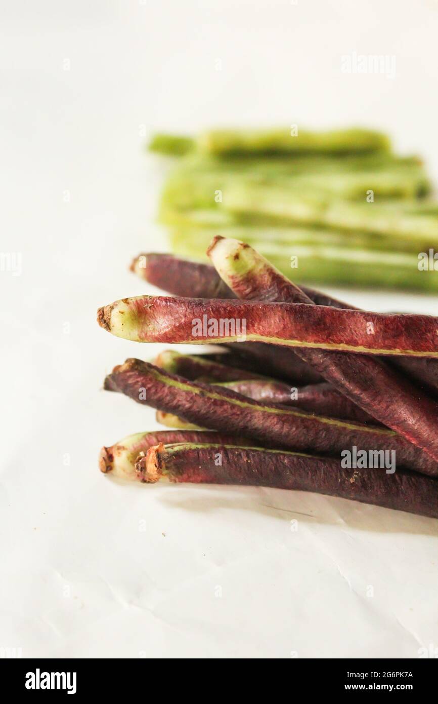 Couleur du café légume de yardlong haricot isolé sur surface blanche, nouvelle image de légume comme vous le souhaitez. Banque D'Images