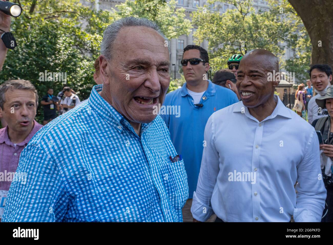 NEW YORK, NY - 07 JUILLET : le candidat démocrate de New York City, Eric Adams (L), et le leader de la majorité au Sénat, Chuck Schumer, assistent à la parade sur bande de téléscripteur « Hometown Heroes » le 07 juillet 2021 à New York. Les travailleurs de la santé, les premiers intervenants et les travailleurs essentiels sont honorés dans le Canyon of Heroes de Manhattan pour leur service durant la pandémie Covid-19. Banque D'Images