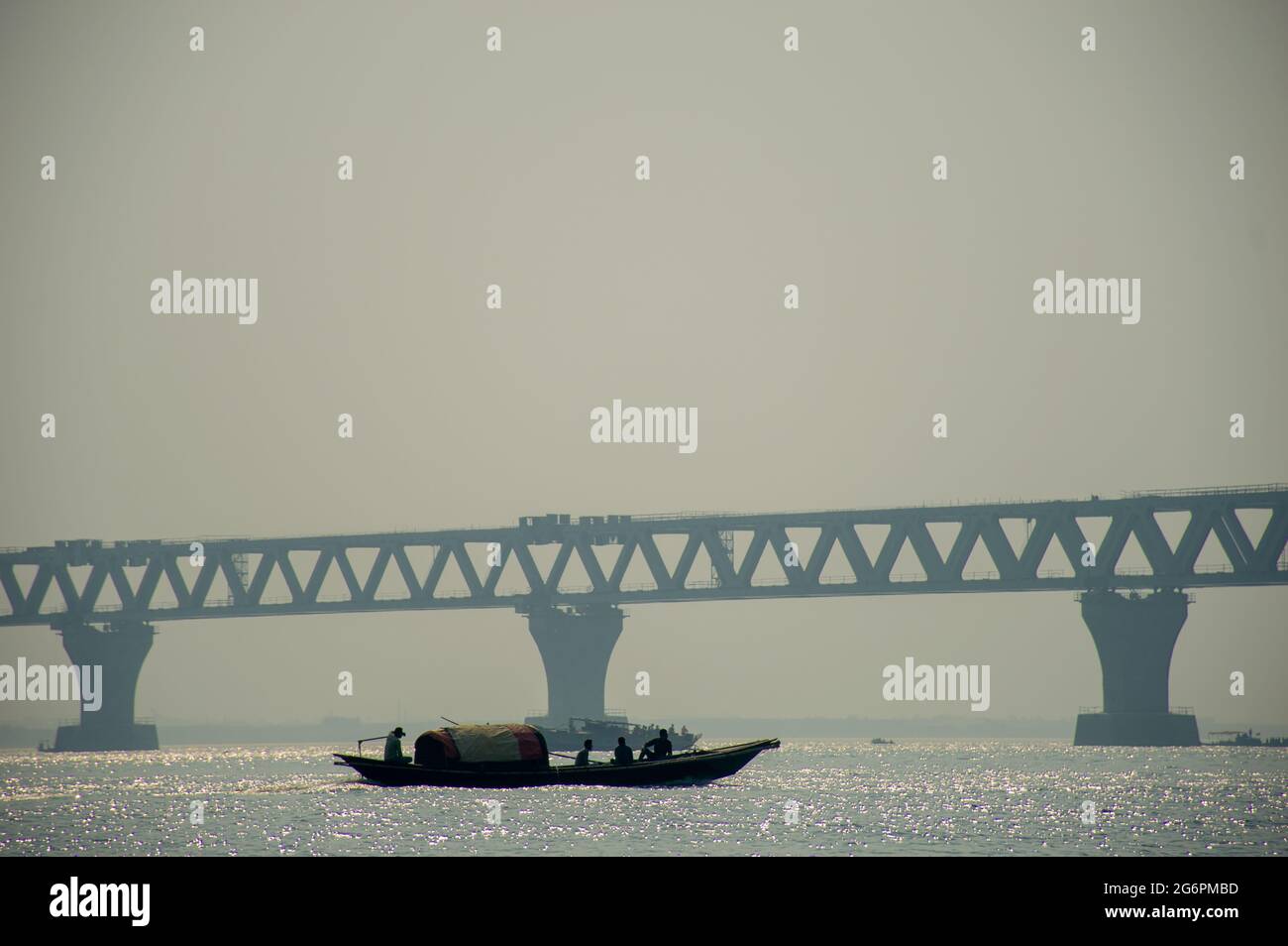 Bateaux naviguant dans la rivière. Banque D'Images