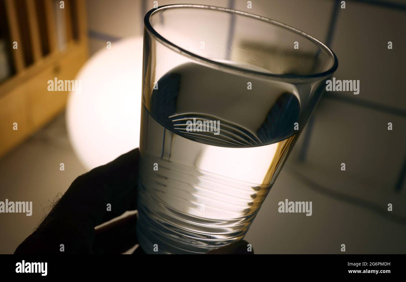 Kaufbeuren, Allemagne. 1er juillet 2021. ILLUSTRATION - UNE main tient un verre d'eau du robinet. Credit: Karl-Josef Hildenbrand/dpa/Alay Live News Banque D'Images
