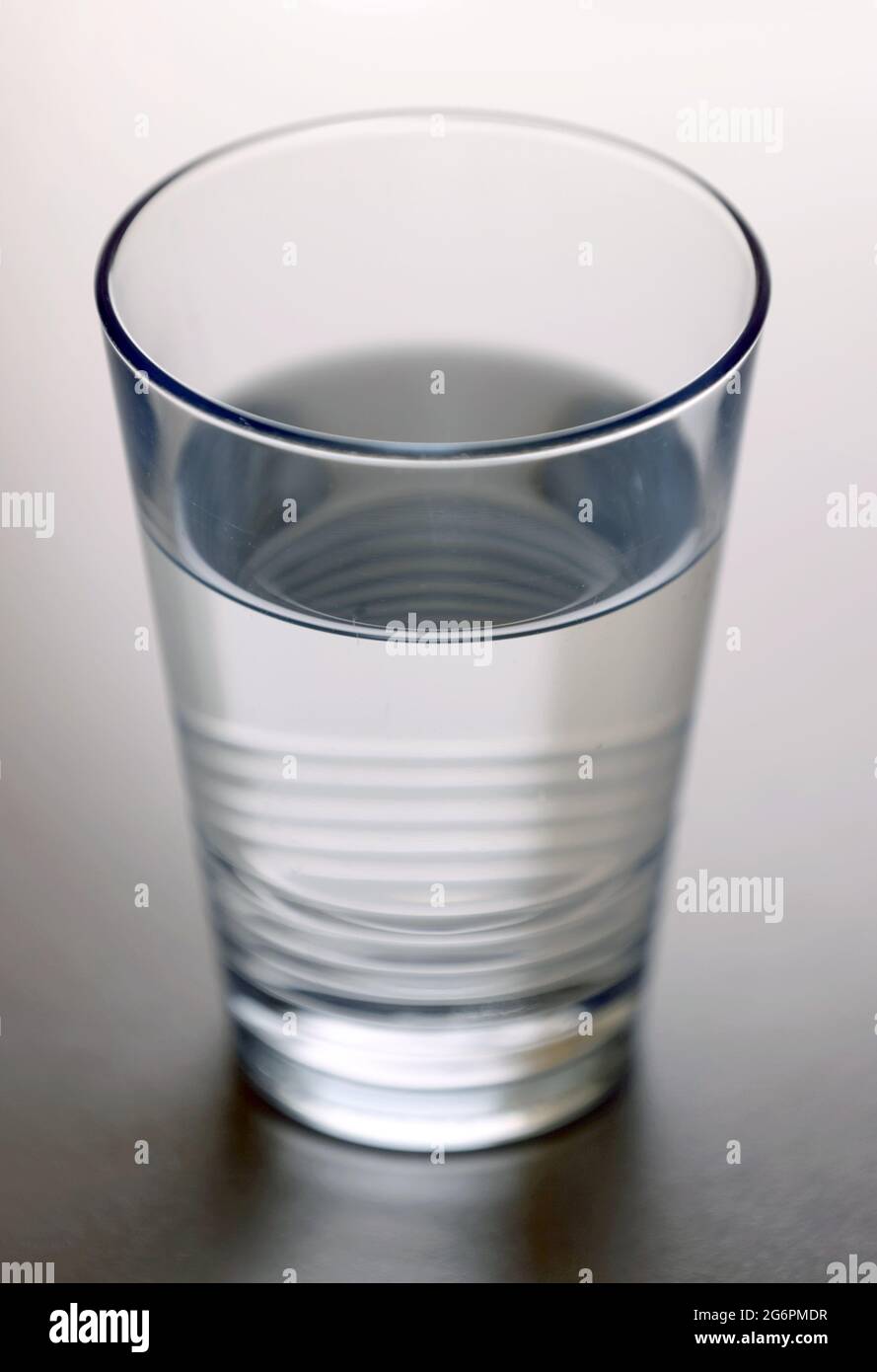 Kaufbeuren, Allemagne. 1er juillet 2021. ILLUSTRATION - UN verre d'eau du robinet se trouve sur une table. Credit: Karl-Josef Hildenbrand/dpa/Alay Live News Banque D'Images