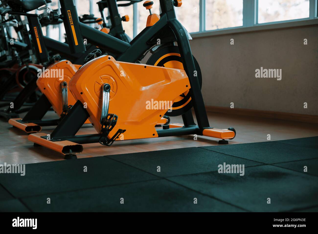 Centre de fitness avec vélos d'entraînement orange. Gros plan Banque D'Images