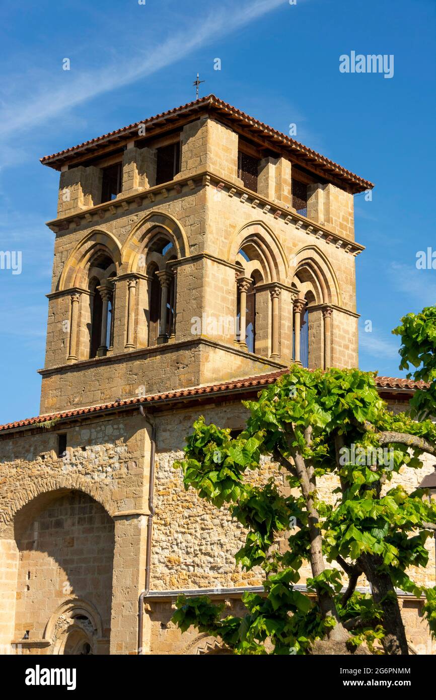 Chapeau de courrier.Église romane avec son clocher carré, département du  Puy de Dome, Auvergne-Rhône-Alpes, France Photo Stock - Alamy
