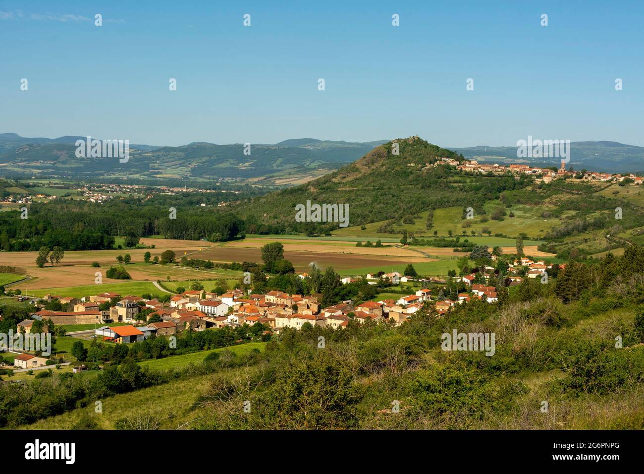 Vue sur les villages d'Orsonnette et de Nonette près de la ville d'Issoire, département du Puy de Dôme, Auvergne-Rhône-Alpes, France Banque D'Images