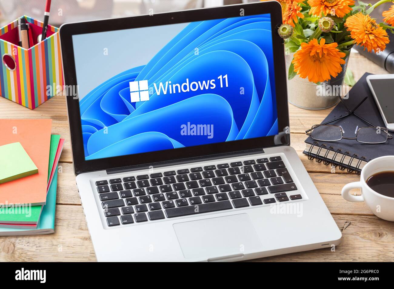 Grèce Athènes, juillet 8 2021. Affiche officielle Windows 11 sur l'écran d'ordinateur portable, table de bureau. Une version majeure de l'opération Windows NT Banque D'Images