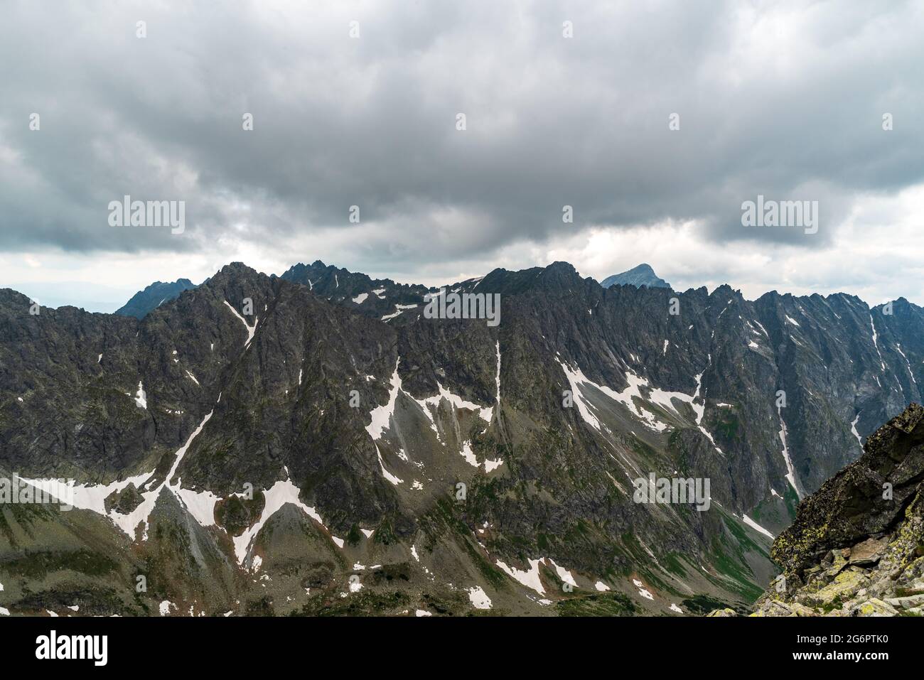 Strbsky stit, Krivan, Hruby vrch, Furkotsky stit, Velke Solisko et quelques autres sommets de montagne de Koprovsky stit pic à Vysoke Tmountai Banque D'Images