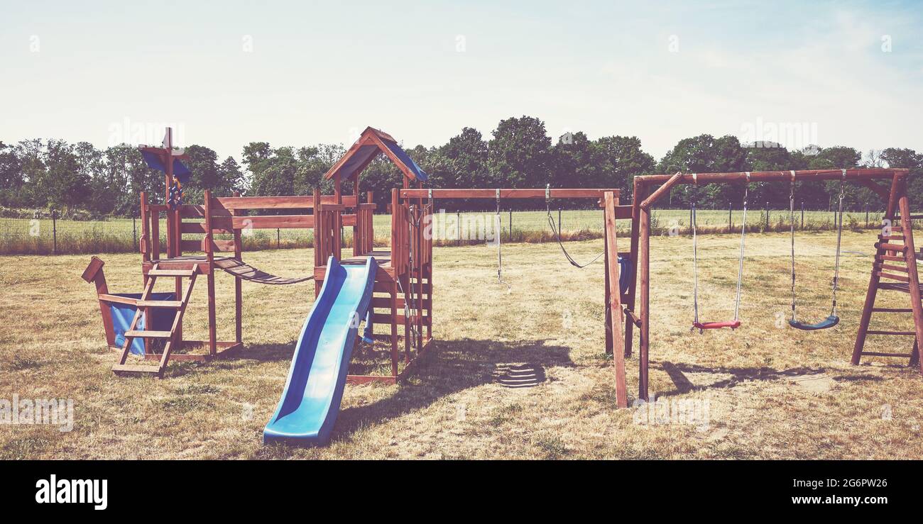 Terrain de jeu sur l'herbe, couleurs rétro appliquées. Banque D'Images